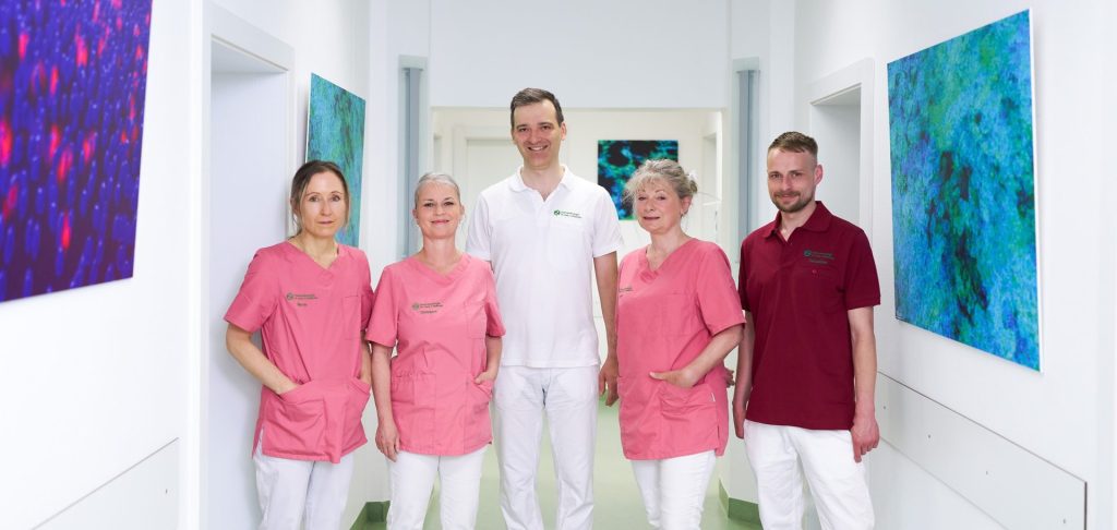 Fünf Personen in Arztkleidung